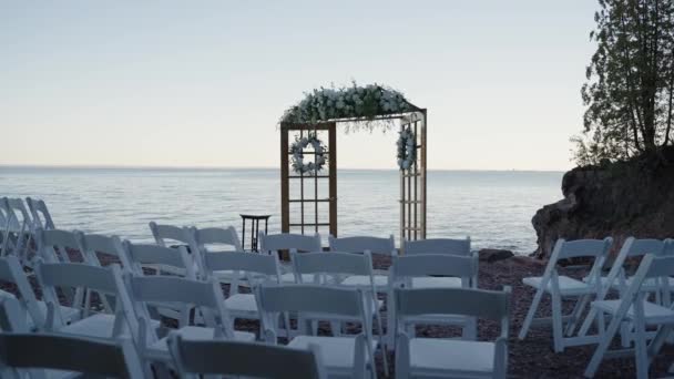 婚礼仪式在海滨举行 有许多白色折叠椅 — 图库视频影像
