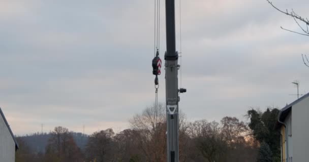 起重机吊钩的特写慢慢下降到地面 吊钩上附有铁链 用来吊起重物 — 图库视频影像