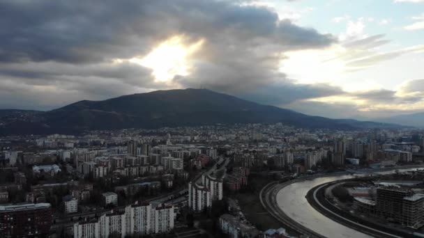 Skopje Från Ovan Kontrastskott Solnedgången Med Vodno Berget Och Vardar — Stockvideo