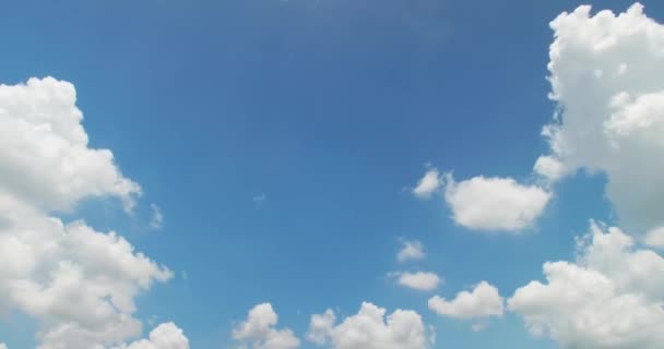 Bewegungswolken Bilden Geschwollene Flauschige Weiße Wolken Himmel Zeitraffer Langsam Ziehende — Stockvideo