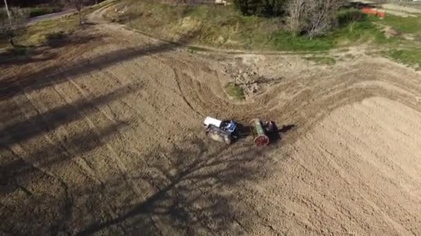 Sürüngen Traktörü Tarlada Çalışan Ekiciyle Birlikte Havadan Hızla Uzaklaşıyor — Stok video