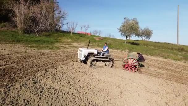 農業用のクローラートラクター航空ショット — ストック動画