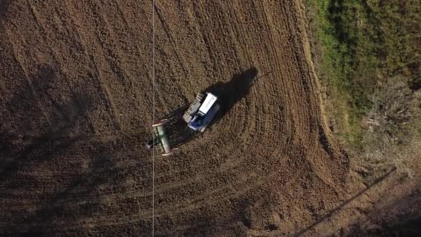 Tracteur Sur Chenilles Avec Semoir Travaillant Sol Dans Champ Vue — Video