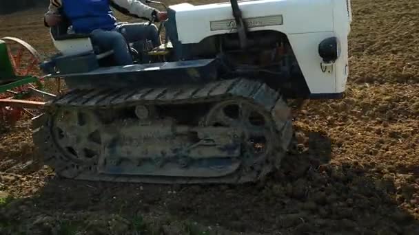 People Sowing Land Field Vintage Tractor Seeder Sunset Close Shot — Vídeos de Stock