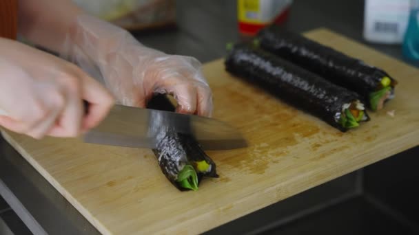 Cutting Tuna Gimbap Traditional Korean Food Kimbap Made Steamed White — Vídeo de Stock