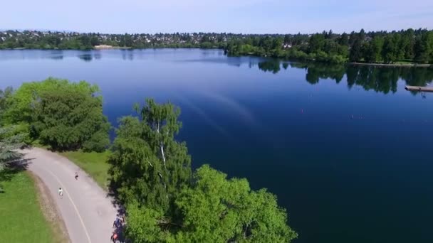 ワシントン州シアトルの緑の湖の上空からの上昇 — ストック動画