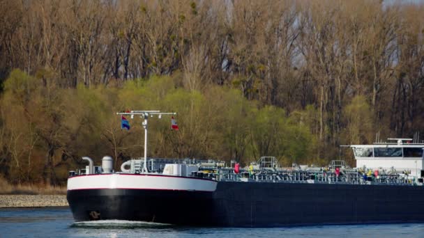 Industrieschiffe Fahren Mit Gas Oder Flüssigkeiten Auf Dem Rhein Bei — Stockvideo