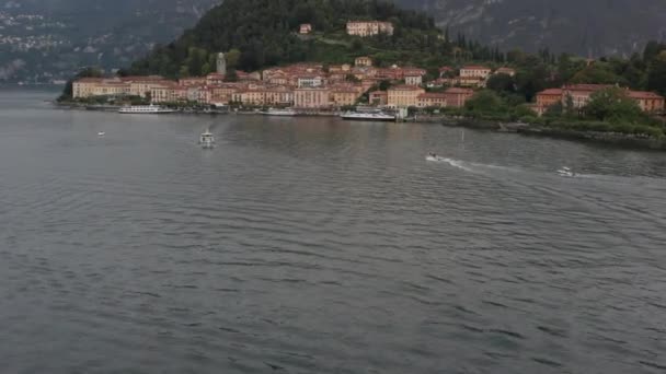 Воздушные Лодки Оживленном Озере Рядом Красивым Итальянским Прибрежным Городом — стоковое видео