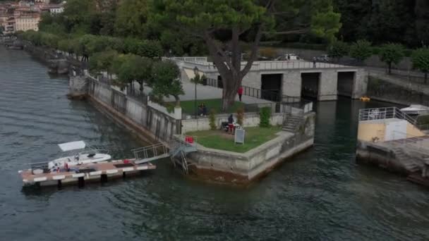 Drone Pulling Back People Pier Lake Como Italy — Vídeos de Stock