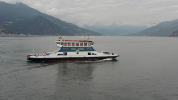 Flygning Med Färja Över Comosjön Mot Avlägsen Stad Italien — Stockvideo