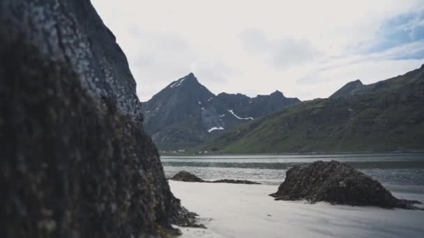 ノルウェーのロフテン地方の高い山に囲まれた雄大な湖 ハンドヘルドビュー — ストック動画