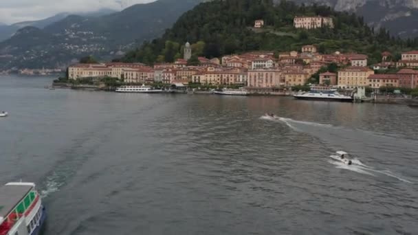 Voando Direção Barcos Lago Movimentado Perto Uma Bela Cidade Costeira — Vídeo de Stock