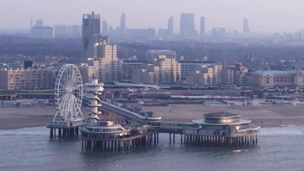 Vista Aérea Cais Scheveningen Com Roda Gigante Branca Haia — Vídeo de Stock