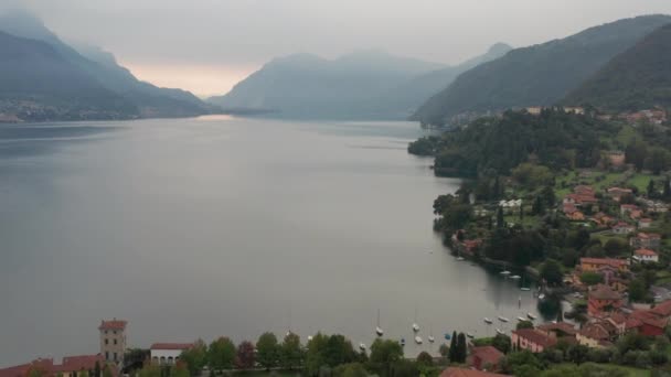 Luchtfoto Van Een Uitgestrekt Prachtig Meer Met Een Oude Kustplaats — Stockvideo