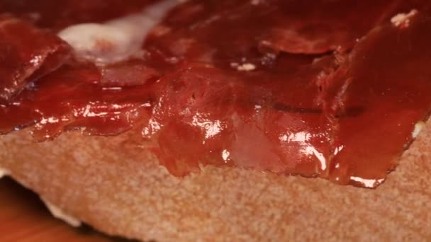 Nahaufnahme Des Öligen Hochwertigen Spanischen Serrano Schinkens Mit Rotierendem Brot — Stockvideo
