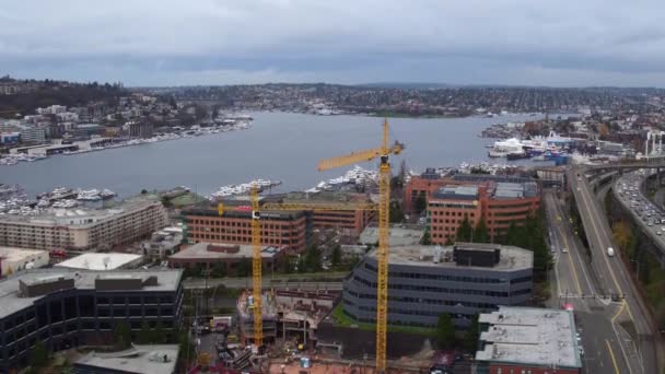 Letecký Záběr Jeřábů Budujících Velitelství Dalšího Technologického Obra Seattlu Kolem — Stock video