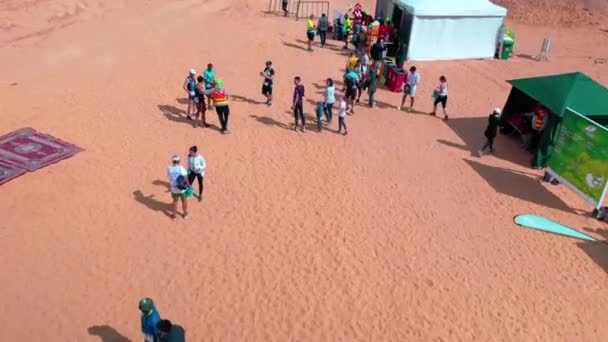 エコトレイルイベントでの人々の空中ビュー サウジアラビアのアル ウラでの晴れた日 ドローンショット — ストック動画
