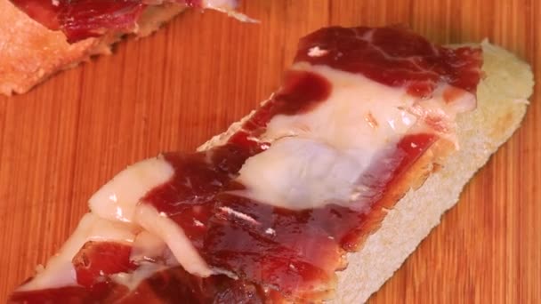 Vista Cerca Las Rebanadas Grasa Jamón Serrano Español Rebanadas Pan — Vídeos de Stock