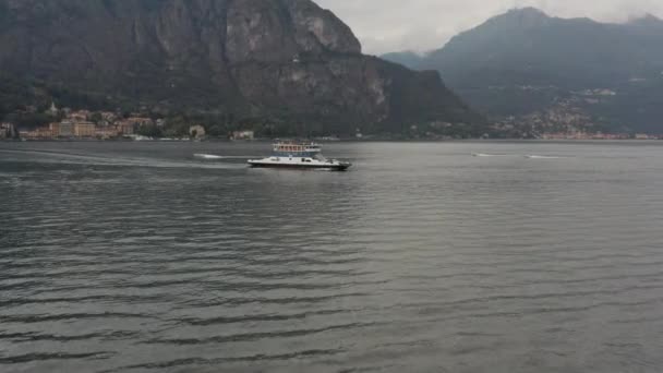 Flyg Mot Färjan Över Comosjön Italien — Stockvideo