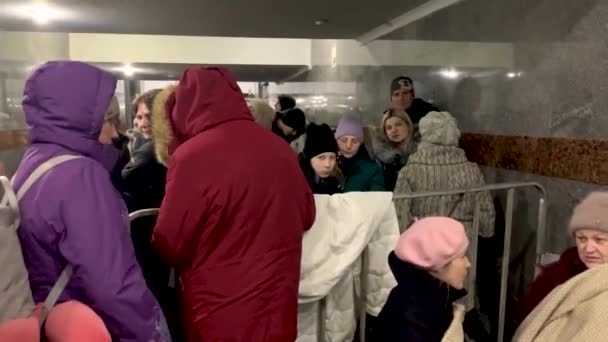 Ukrayna Daki Savaştan Kaçan Mülteciler Insanlar Tren Kaçmayı Beklerken Metro — Stok video