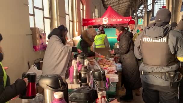 Volunteers Give Hot Tea Coffee Snacks Police Aid Workers Refugees — Stock Video