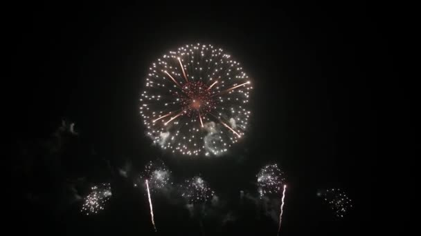 Grandes Fuegos Artificiales Reales Muestran Celebración Colorida Víspera Año Nuevo — Vídeo de stock