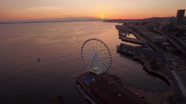 Letecký Záběr Velkého Kola Nábřeží Seattlu Při Západu Slunce Circa — Stock video
