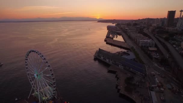 Luchtfoto Van Seattle Waterkant Met Een Gloeiende Oranje Zonsondergang Verte — Stockvideo