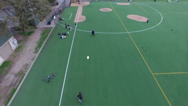 Letecké režijní lidé hrají fotbal v Seattle Capitol Hill sousedství v roce 2015.