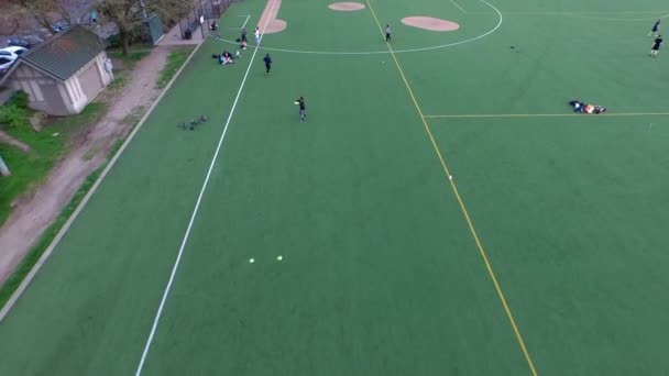 在西雅图卡尔安德森公园练习足球的运动员的头顶天线 大约2015年 — 图库视频影像