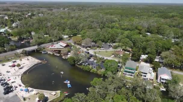 フロリダ州Weeki WacheeのRoger Parkで 忙しい週末の家族や友人を紹介する空中回転 カヤックと釣りの夢 — ストック動画