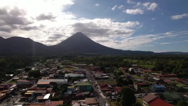 位于哥斯达黎加Arenal Volcano基地的La Fortuna地方村庄 空中业务 — 图库视频影像