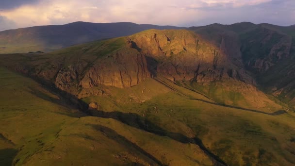 Vista Aérea Lejos Las Soleadas Rocosas Tierras Altas Armenia Girando — Vídeo de stock