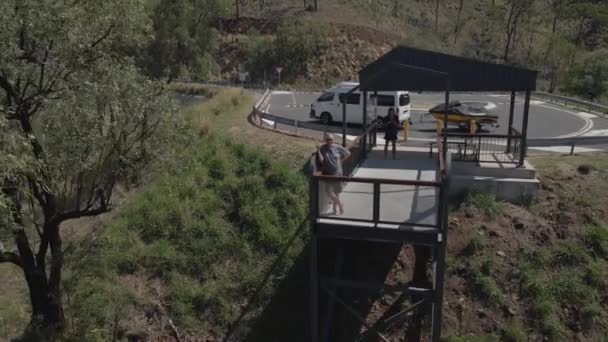 Man Standing Mount Morgan Lookout Poses Drone Camera Mount Morgan — Stock Video