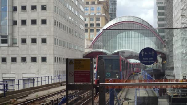 London Tube Dlr Train Arrives Heron Quays Station Canary Wharf — Wideo stockowe