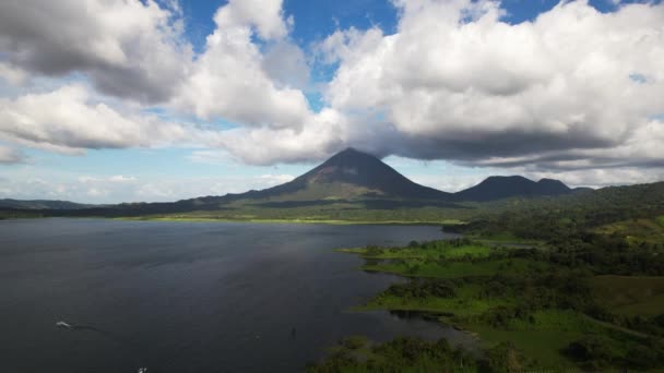 Vulcão Arenal Focado Abaixo Das Nuvens Paisagem Tropical Aviação — Vídeo de Stock