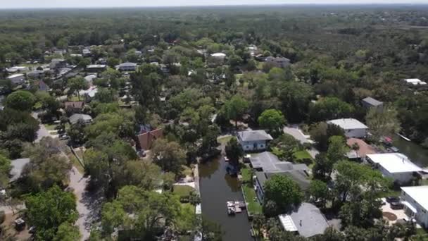 Volta Aérea Lenta Sobre Uma Floresta Bairro Isolado Canal Forrado — Vídeo de Stock