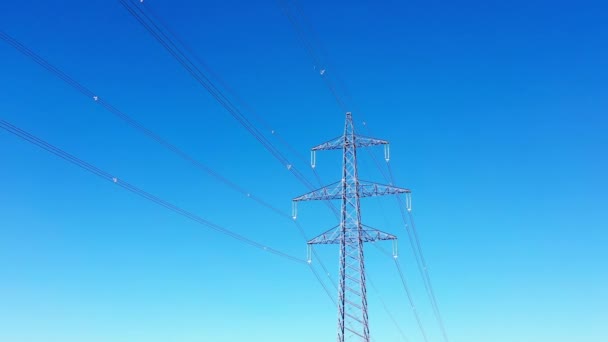 Pylon Hoge Spanning Powerline Met Blue Sky Achtergrond Drone Shot — Stockvideo