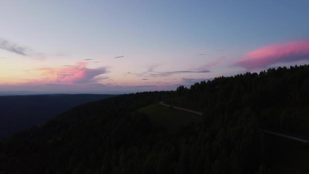 Puesta Sol Rosa Nubes Suaves Rosadas Las Montañas — Vídeo de stock