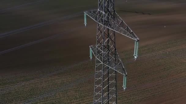 Elektrik Nakli Için Güç Hatları Olan Yüksek Voltajlı Direk Pilon — Stok video