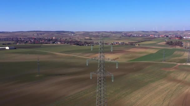 Pylon Hoge Spanning Powerline Met Een Achtergrond Van Blauwe Lucht — Stockvideo