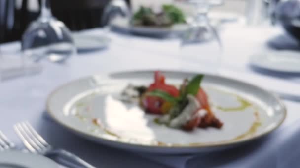 Bocconcini Cheese Heirloom Tomatoes Salad Approaching Focus — стокове відео