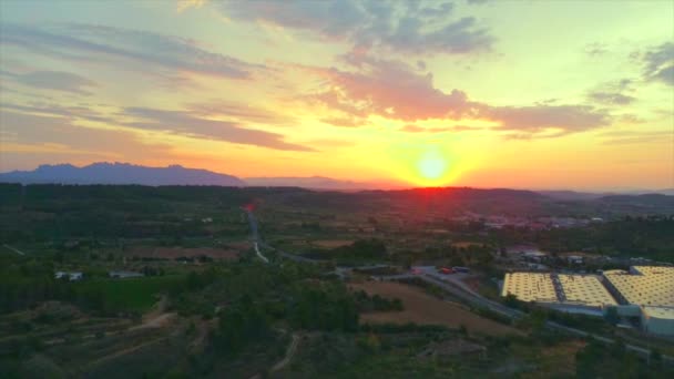 Flygfoto Nedstigning Solnedgång Vidsträckt Skott Bakgrund Fält Och Industriområde Närliggande — Stockvideo