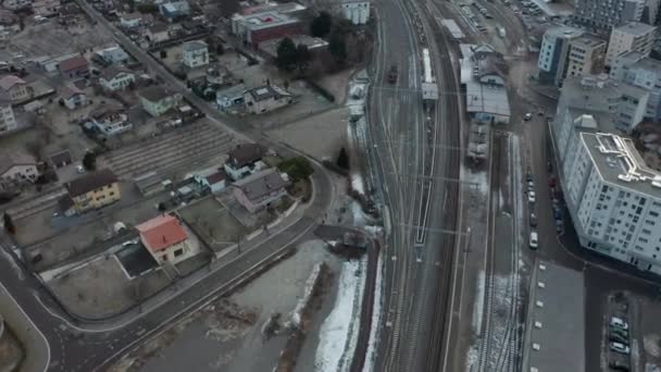 Εναέρια Από Μεγάλο Σιδηροδρομικό Σταθμό Κοντά Στην Πόλη Χειμώνα — Αρχείο Βίντεο