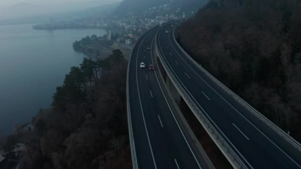 スイスの山の霧に覆われた天気の高い日に対向車の交通の空中 — ストック動画