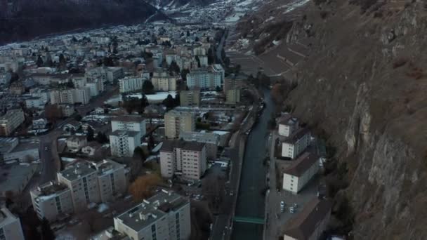 Drone Survolant Ville Martigny Inclinant Vers Une Montagne Lointaine — Video