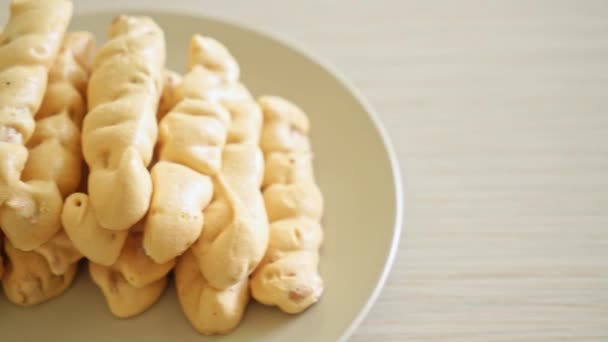 杏仁蛋白棒在盘子上 法国小吃甜点风格 — 图库视频影像