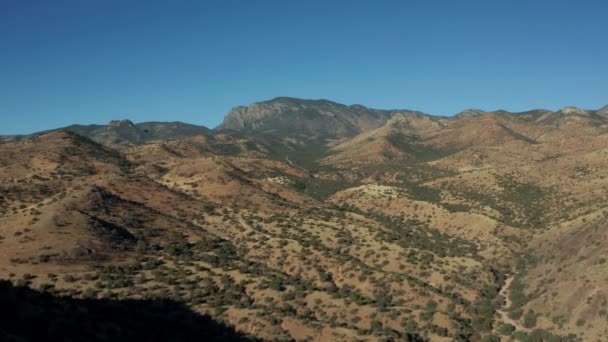 Wide Aerial Moving Arid Mountainous Landscape New Mexico — Vídeos de Stock