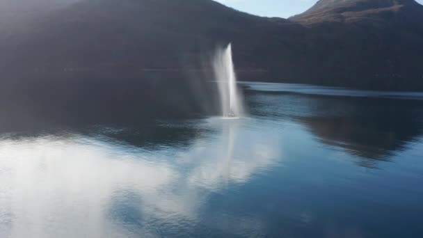 Una Fuente Fiordo Cerca Del Pueblo Torsken Noruega Cielo Refleja — Vídeo de stock