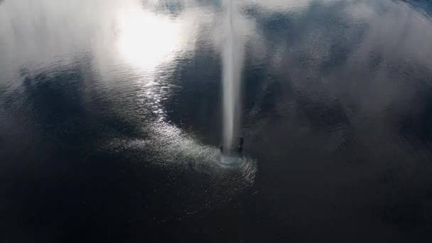 Une Fontaine Dans Fjord Près Village Torsken Norvège Nuages Reflétés — Video